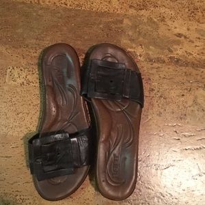 Born leather buckle sandals